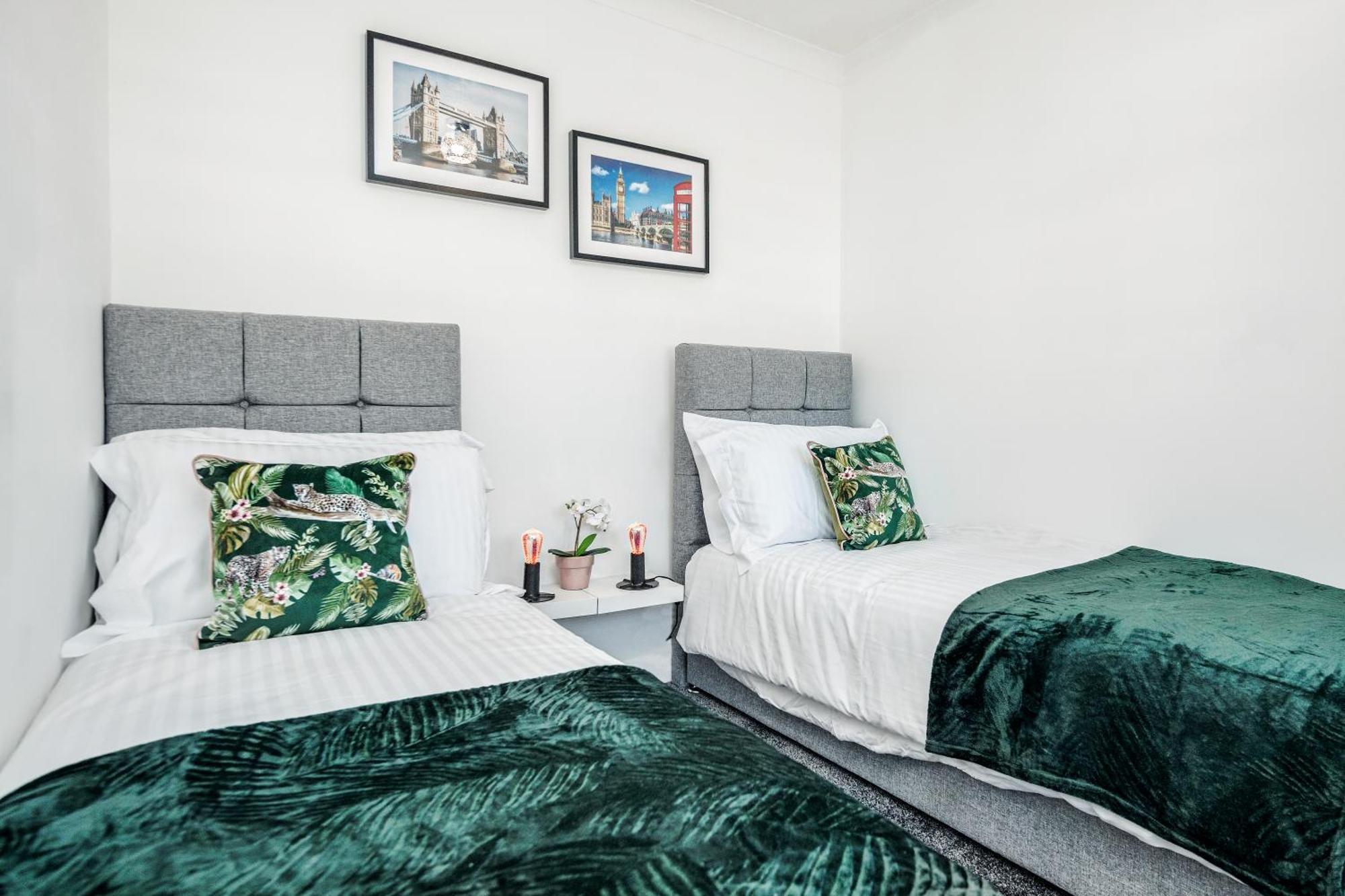 Heathrow 2-Bedroom Maisonette With Parking West Drayton  Exterior photo